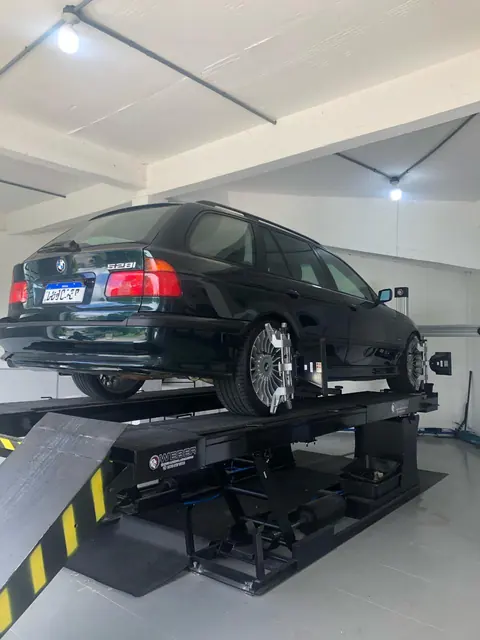 Carro na rampa de alinhamento 3D em Caxias do Sul