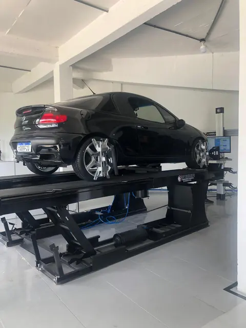 Sedan na rampa de alinhamento e geometria da Guerra Auto Center