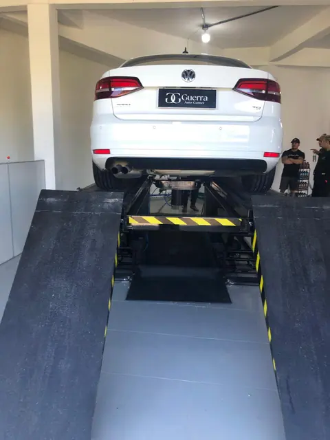 Equipe da Guerra Auto Center atendendo carro na rampa