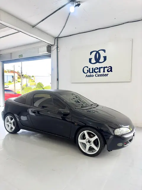Carro dentro da oficina mecânica Guerra Auto Center no Kayser