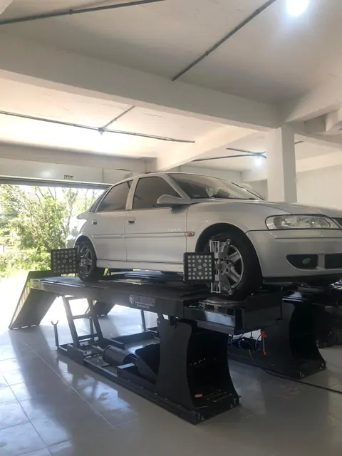 Alvos do alinhador 3D presos nas rodas durante o alinhamento