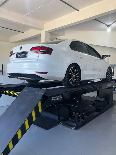 Sedan na rampa para revisão de suspensão